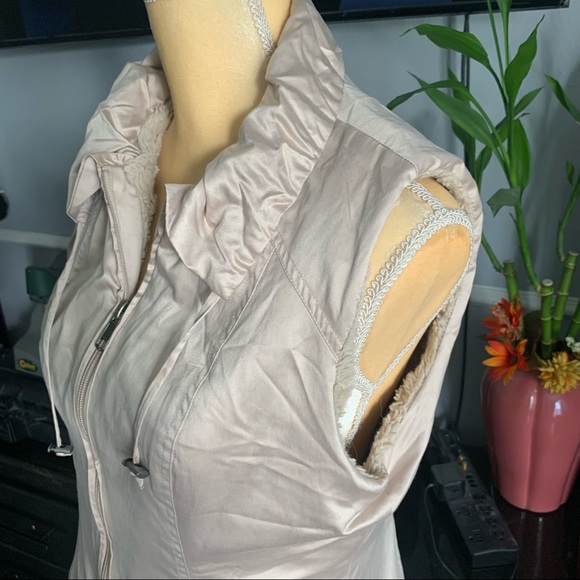 CABI REVERSIBLE CREAM SATEEN/FUZZY ZIP UP VEST SIZE M - Picture 5 of 11